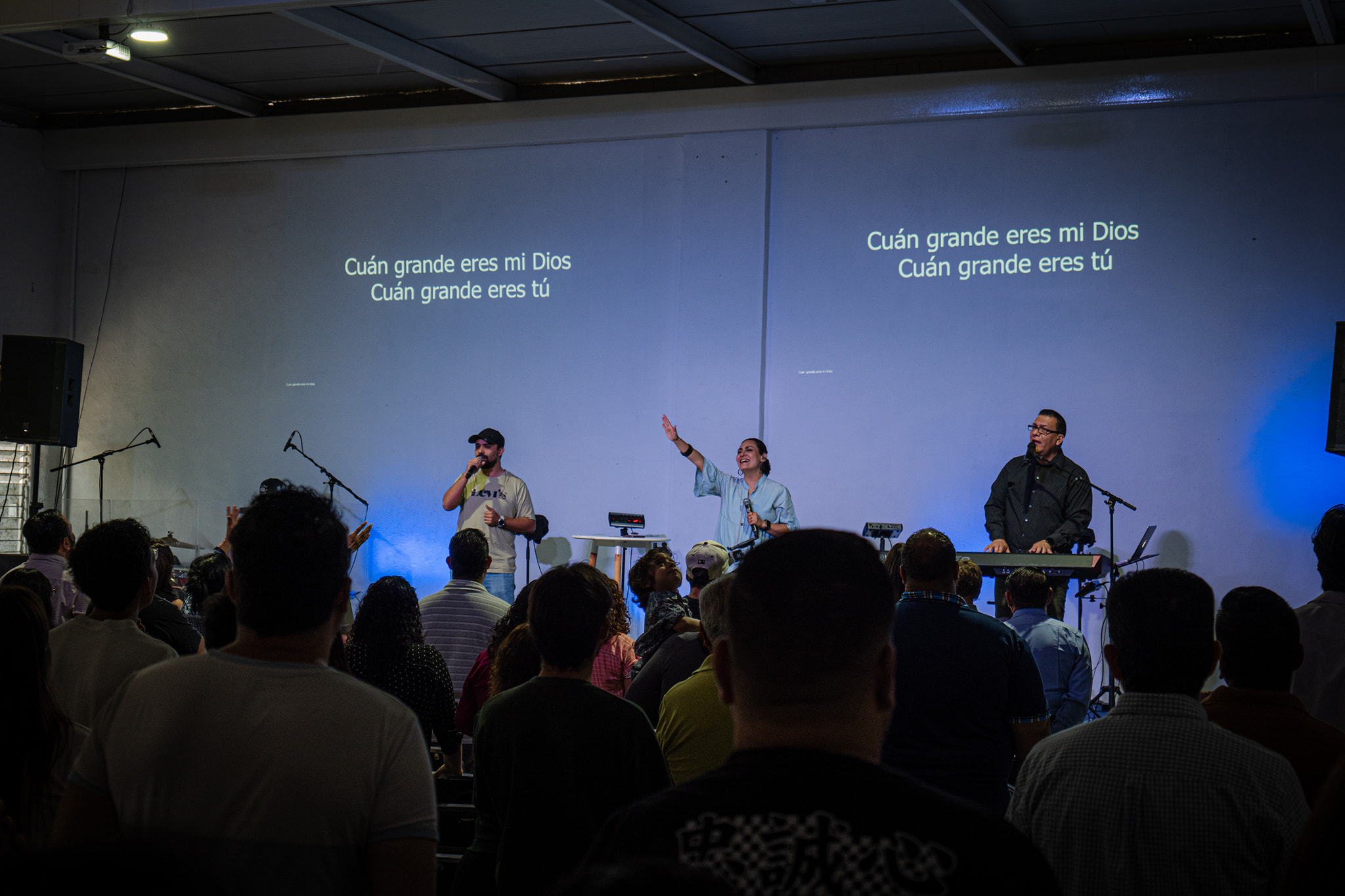 Alabanza y adoración con proyección de letras