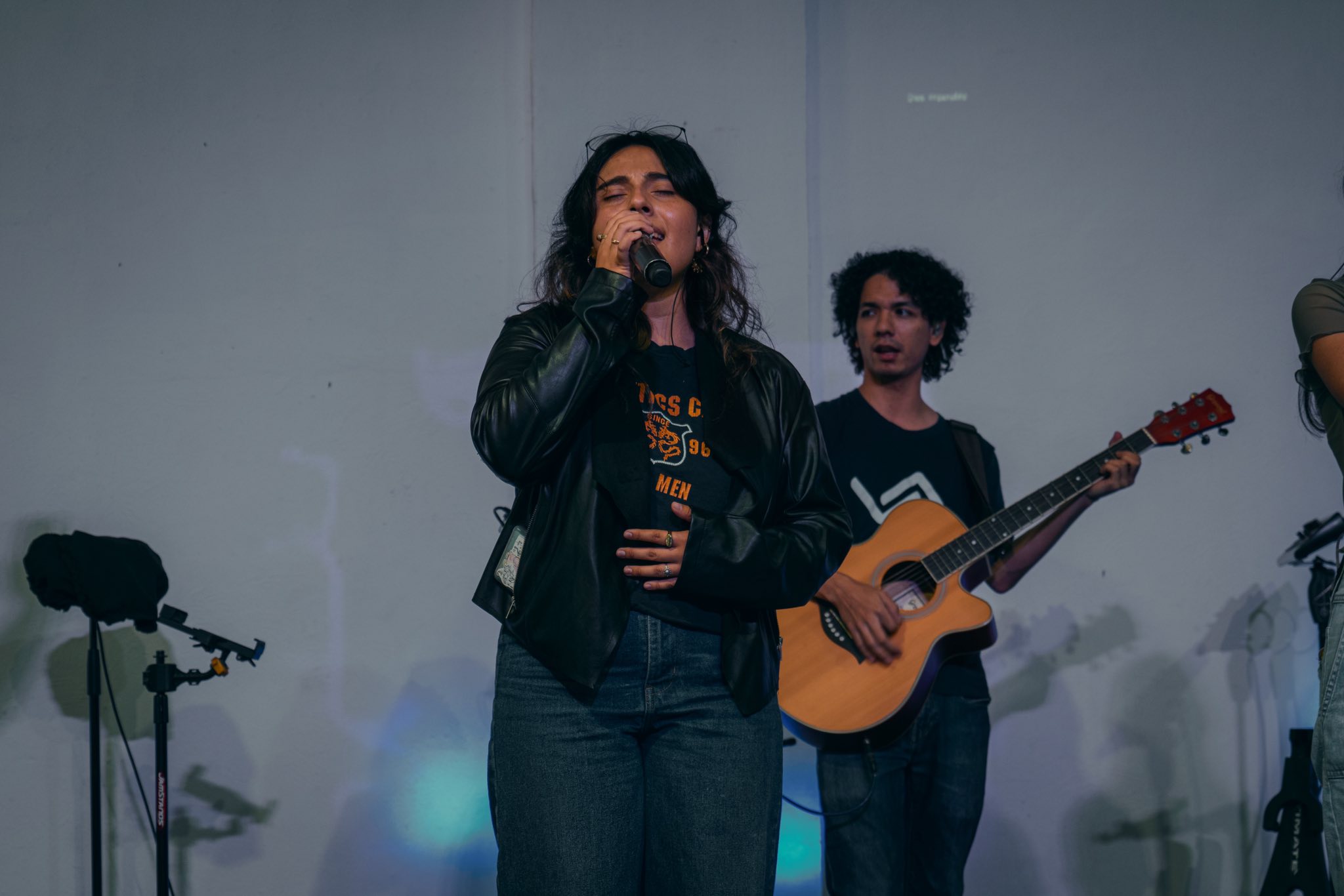 Joven cantando en el escenario