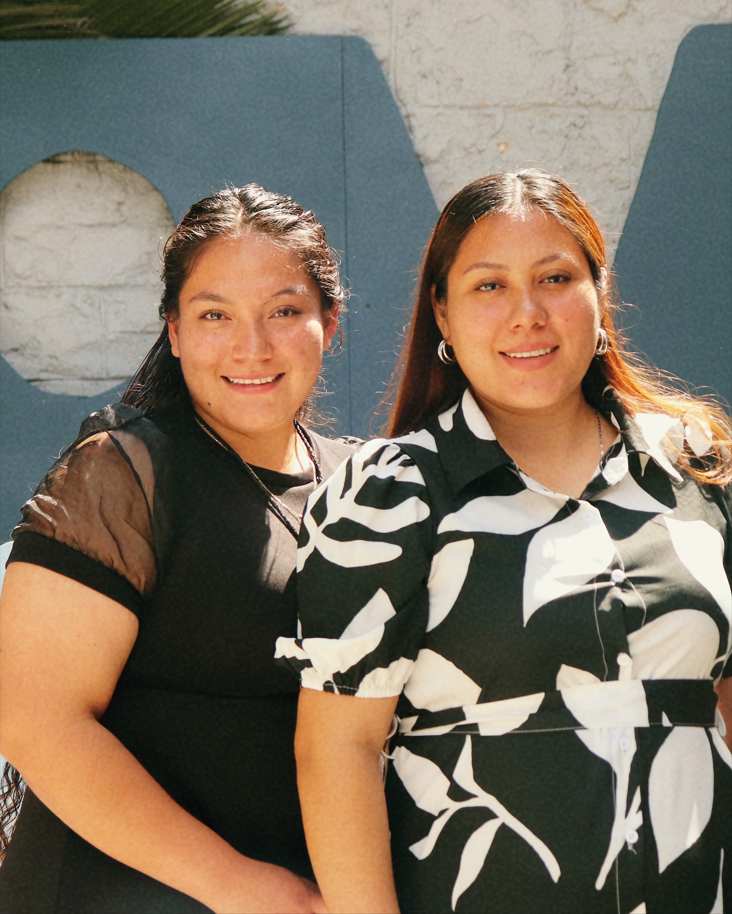 Dos mujeres sonriendo